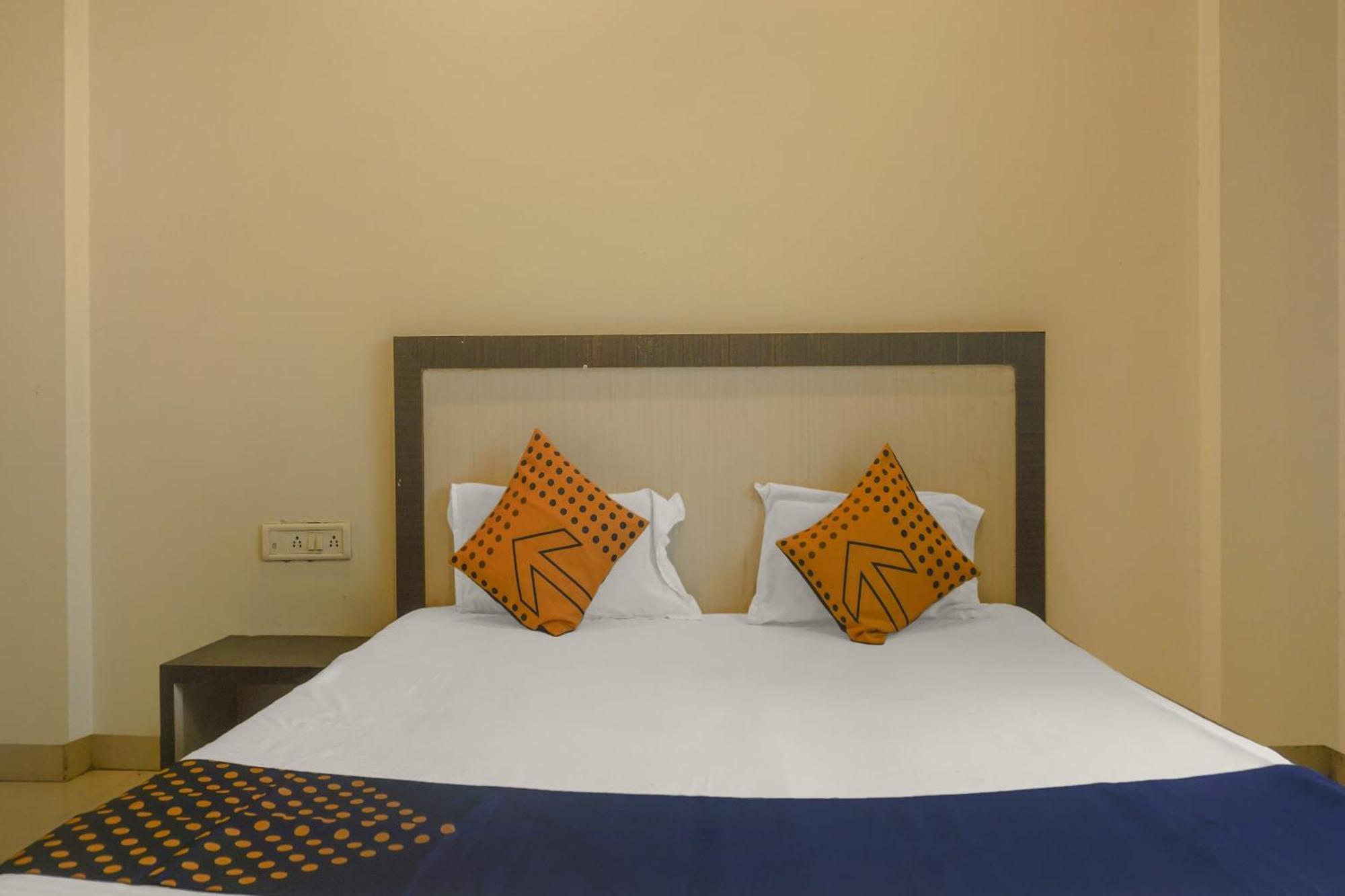 SPOT ON 75667 Hotel Peacock Garden Lodge Kharakvasla Buitenkant foto