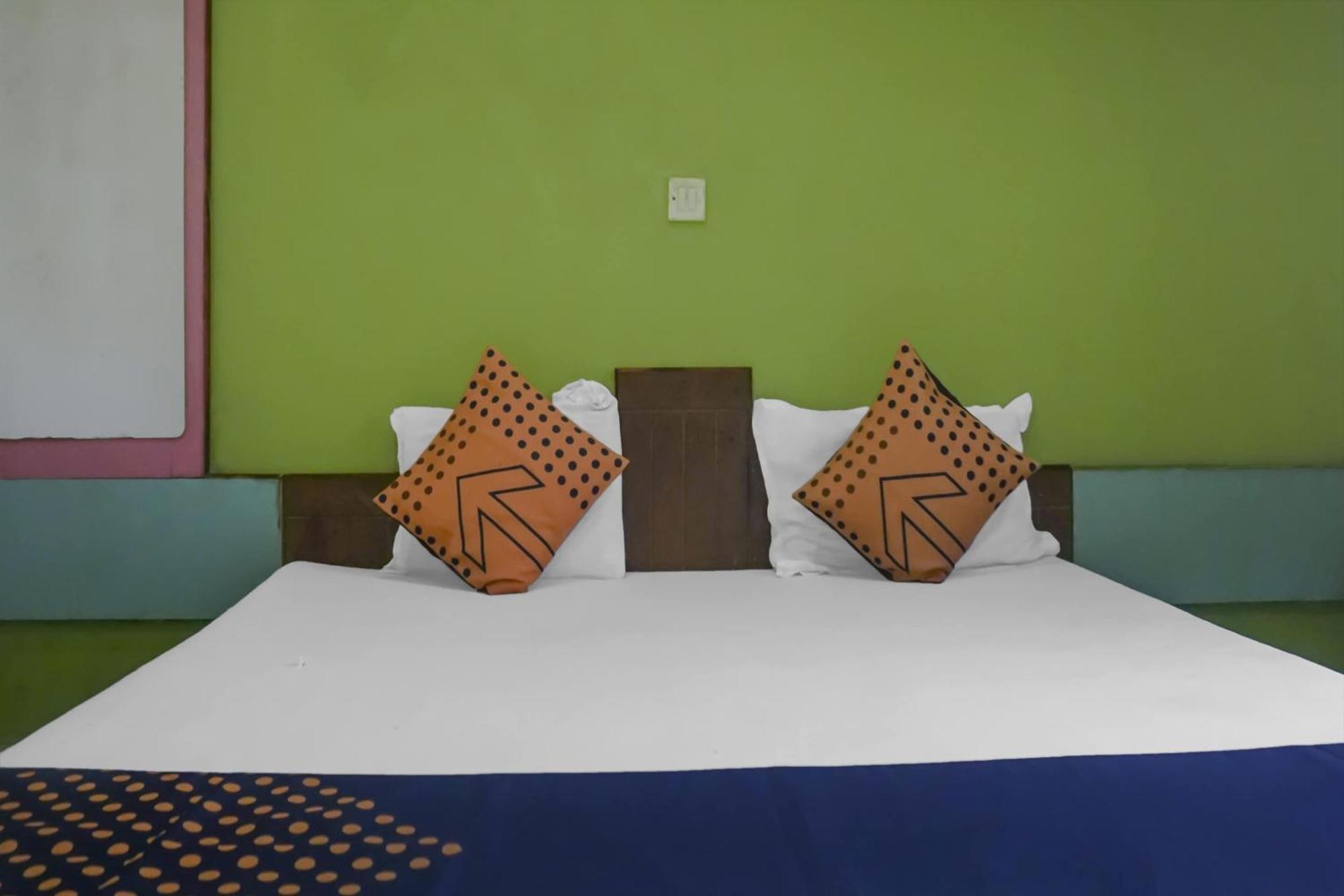 SPOT ON 75667 Hotel Peacock Garden Lodge Kharakvasla Buitenkant foto