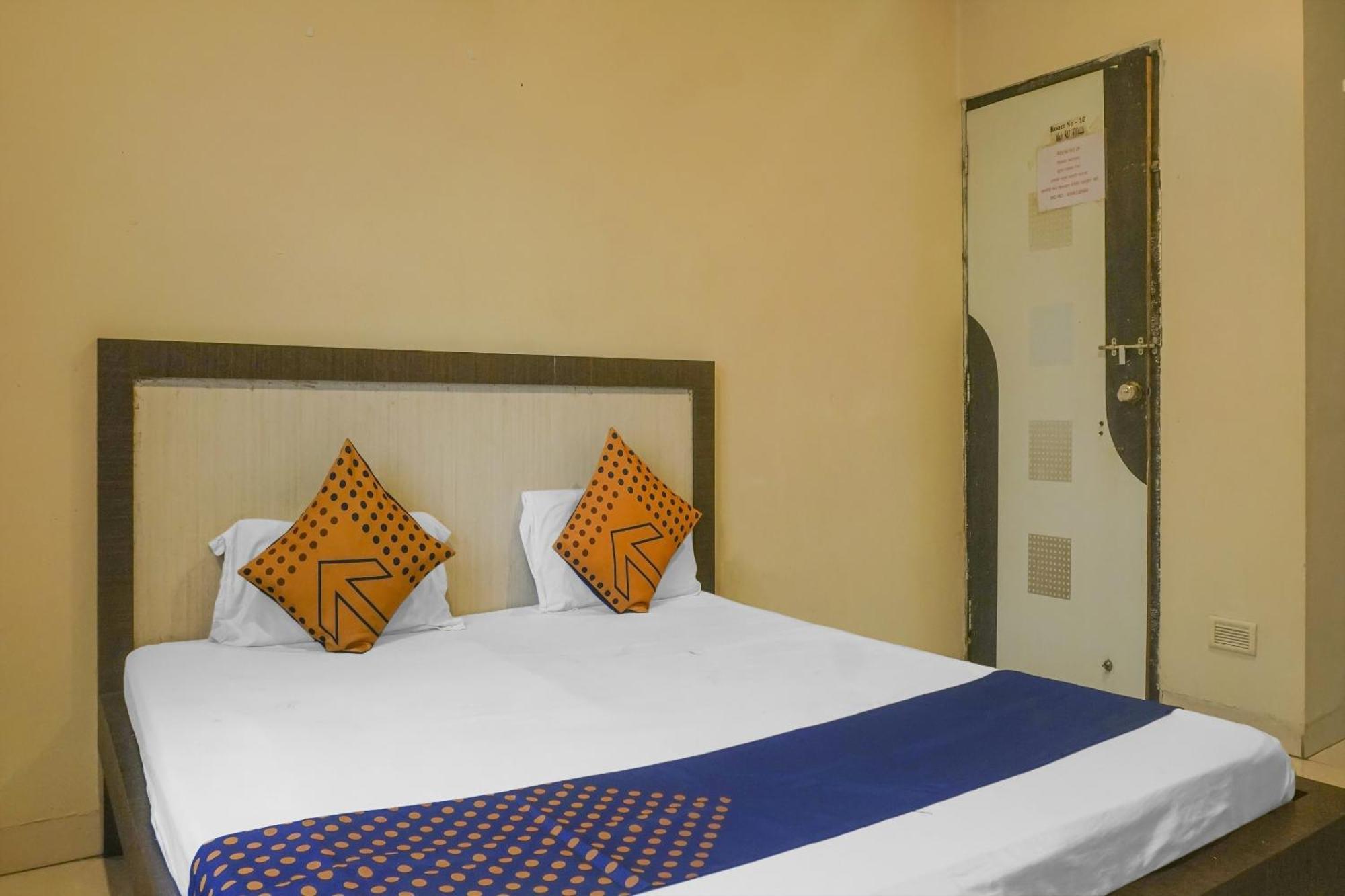 SPOT ON 75667 Hotel Peacock Garden Lodge Kharakvasla Buitenkant foto